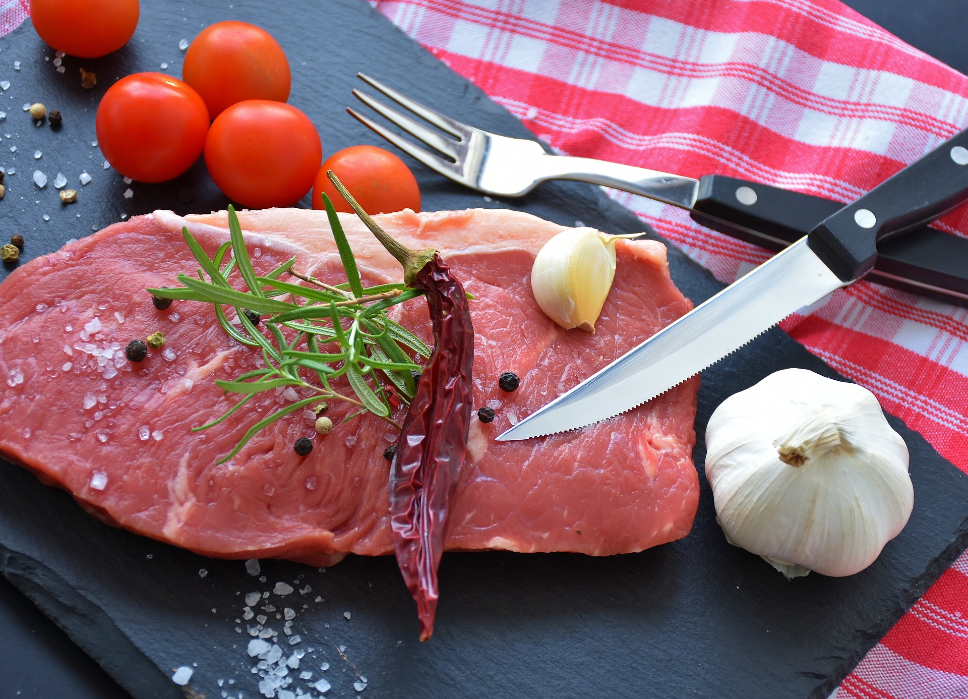 Biefstuk met champignonsaus, gebakken aardappels en balsamico tomaatjes