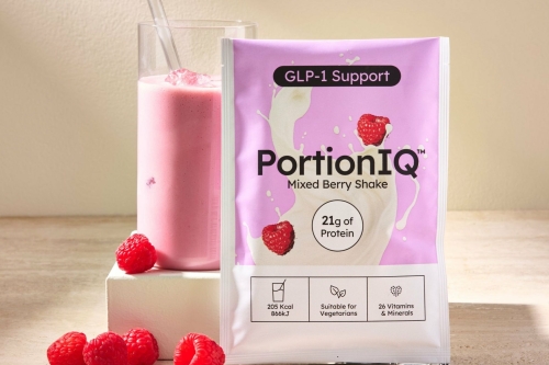 PortionIQ Mixed Berry Shake met 21 gram eiwit, vitamines en mineralen voor mensen die Ozempic, Wegovy of Mounjaro gebruiken.
