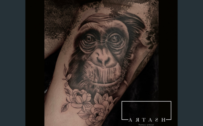 realisme tattoo chimpansee met fine line bloemen