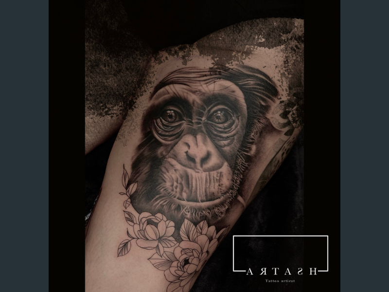 realisme tattoo chimpansee met fine line bloemen