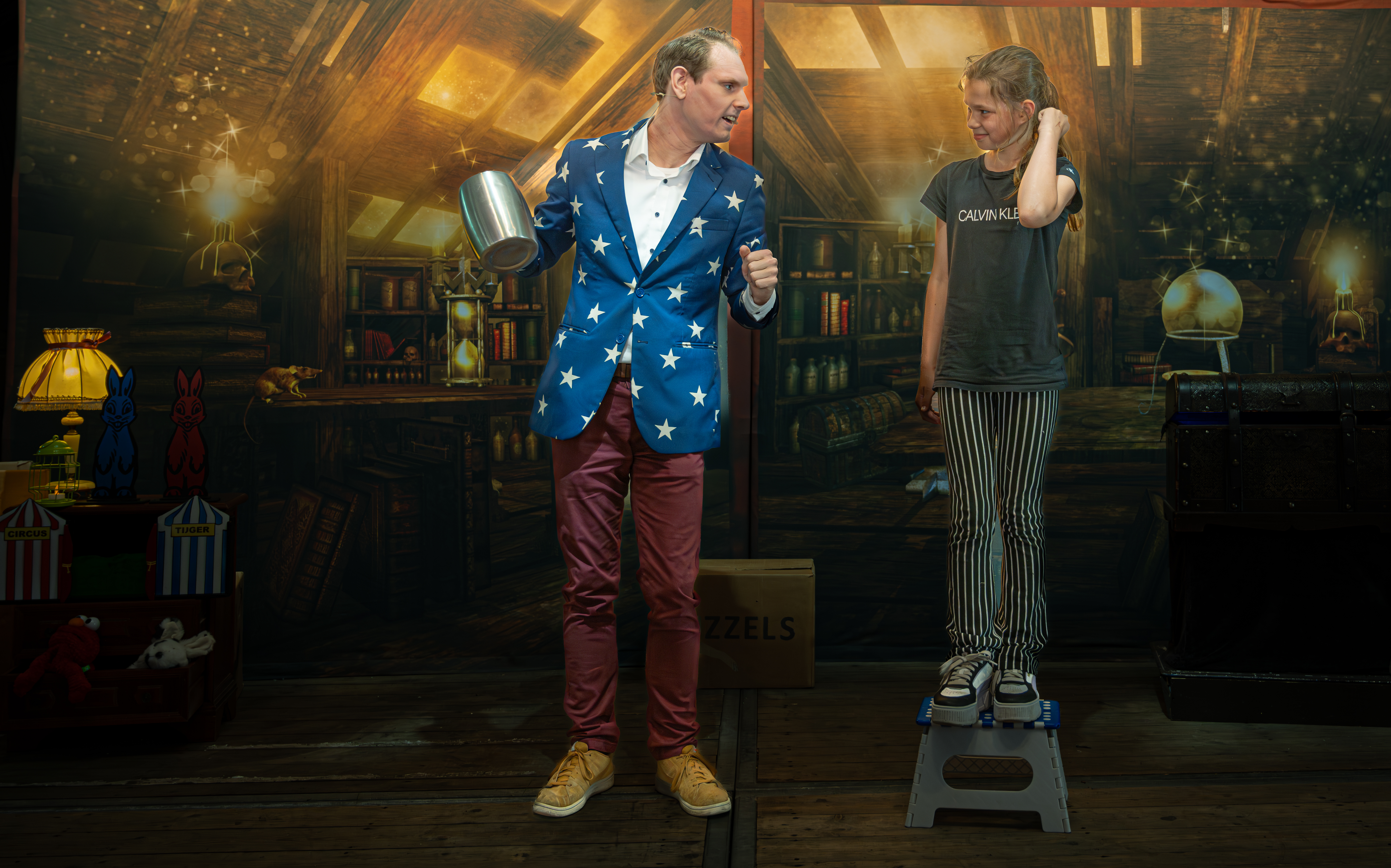 Kind helpt mee op podium