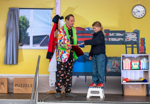 Kind uit publiek helpt op het podium