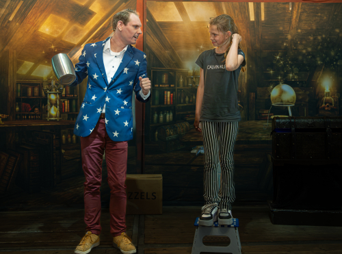 Kind uit publiek helpt op het podium