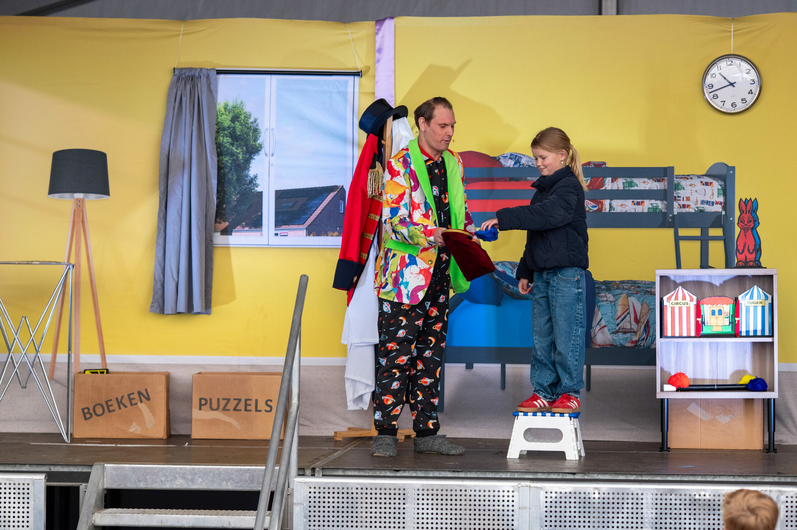 Kind uit publiek helpt op het podium