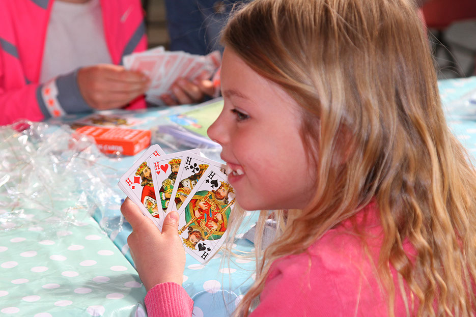 Kinderen leren goocheltrucs