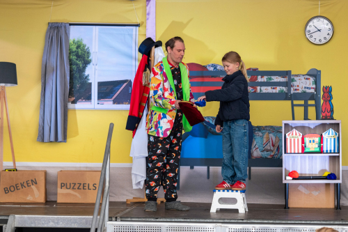 Kind helpt mee op podium