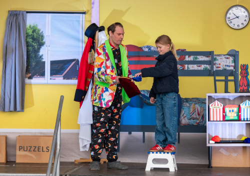 Kind helpt mee op podium