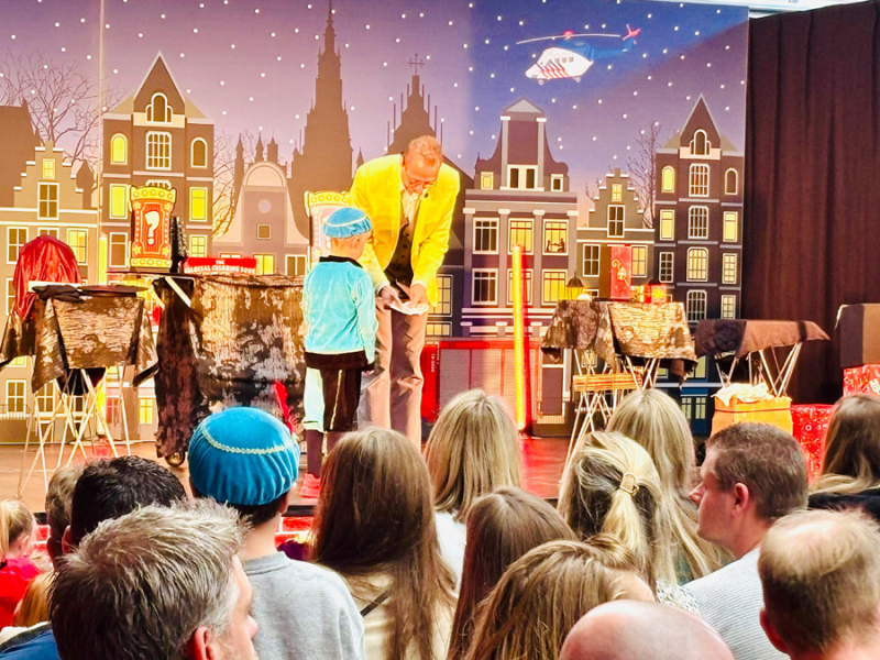 paul interactief bezig met een kind uit het publiek
