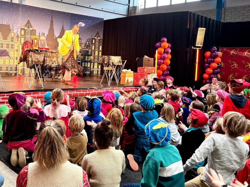 Paul vertoond het verkleurend doek