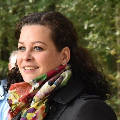 Cindy, deelnemer die haar verhaal deelt Cindy deelnemer die vertelt over loslaten van langdurige angsten en PTSS