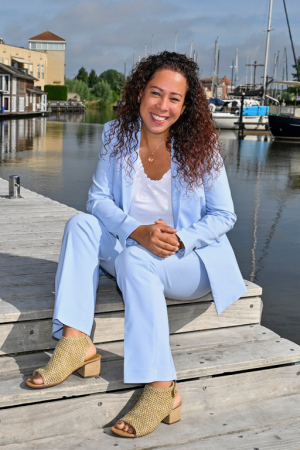 Grace Rivellino ontspannen aan het water
