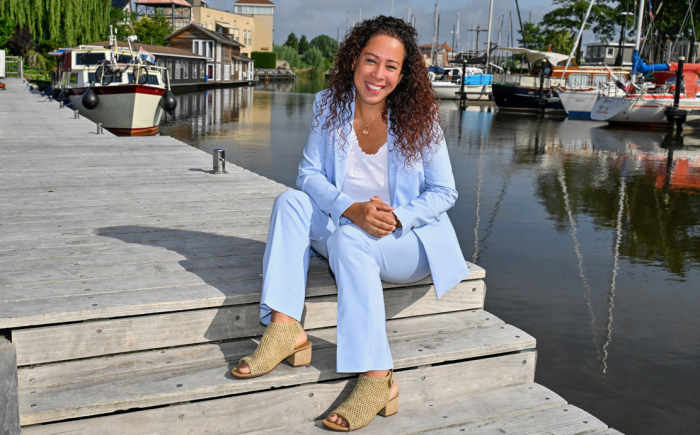 Grace Rivellino ontspannen aan het water