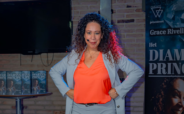 Grace Rivellino tijdens een presentatie over harmonie tussen business, gezondheid en privéleven