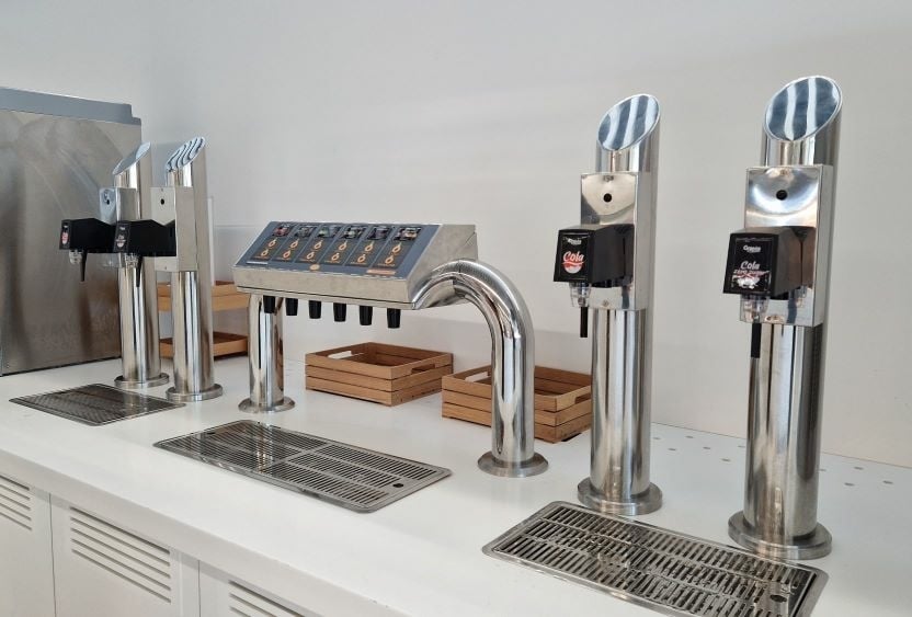 Drankoplossing voor bedrijfsrestaurants Slimme drankoplossing voor frisdranken en vitamindrinks door Grapos.