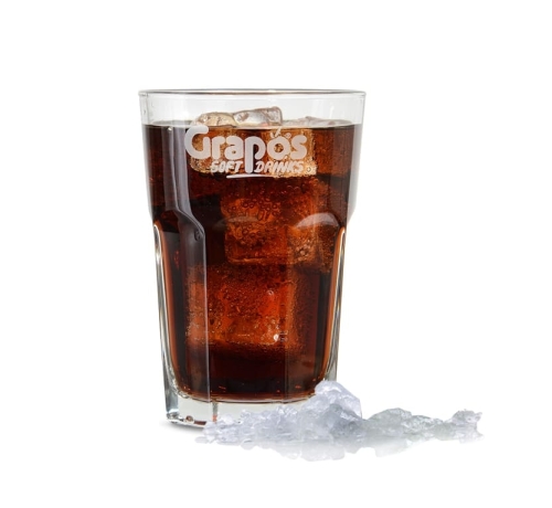 Glas cola van Grapos getapt uit een postmixmachine.