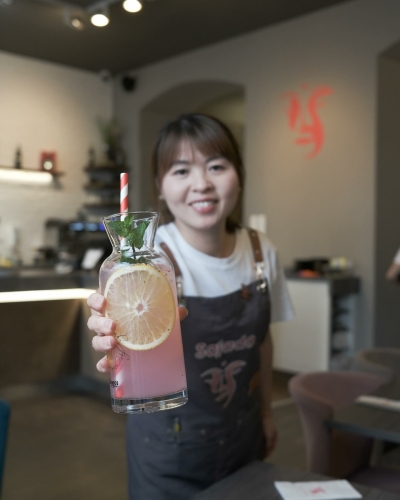 Een medewerker serveert een duurzaam drankje van Grapos in de horeca.
