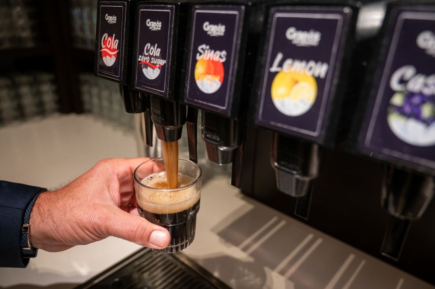 Een glas cola getapt uit een grapos frisdrankdispenser. Een duurzaam alternatief voor flesjes en blikjes.