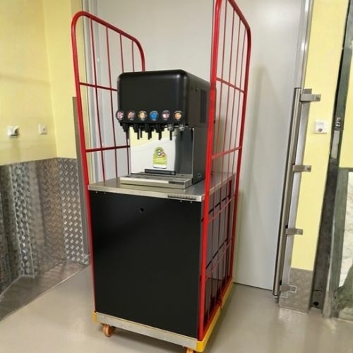 Een Grapos machine op een rolcontainer voor evenementen Een Grapos machine op een rolcontainer voor evenementen. Eenvoudig te verplaatsen en direct klaar om te tappen.