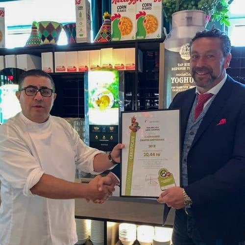 Klant ontvangt certificaat van Grapos waarin staat hoeveel CO2 hij heeft bespaard door te werken met een postmixmachine Klant ontvangt certificaat van Grapos waarin staat hoeveel CO2 hij heeft bespaard door te werken met een postmixmachine