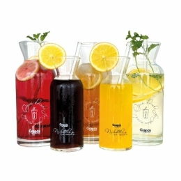 Duurzame limonades van Grapos uit een postmixdispenser voor de horeca in mooie karaffen