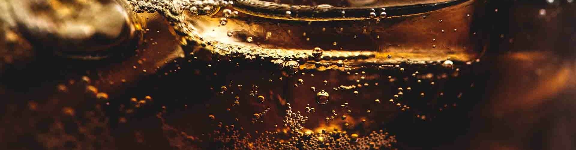 Postmix Cola in een glas met ijs.