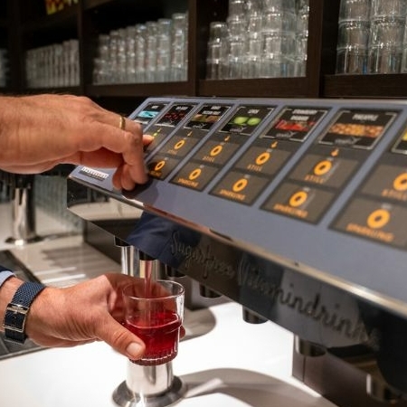 Iemand tapt een duurzaam drankje van Grapos Iemand tapt een duurzaam drankje van Grapos, perfect voor het onderwijs.