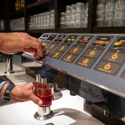 Iemand tapt een duurzaam drankje van Grapos Iemand tapt een duurzaam drankje van Grapos, perfect voor het onderwijs.