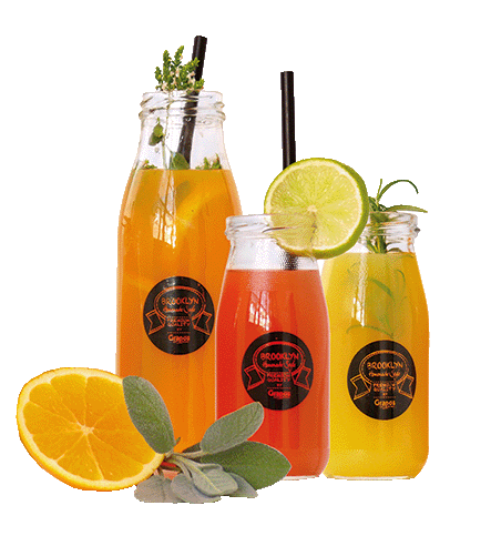 Durzame vruchtensappen van Grapos getapt in verschillende glazen flesjes.