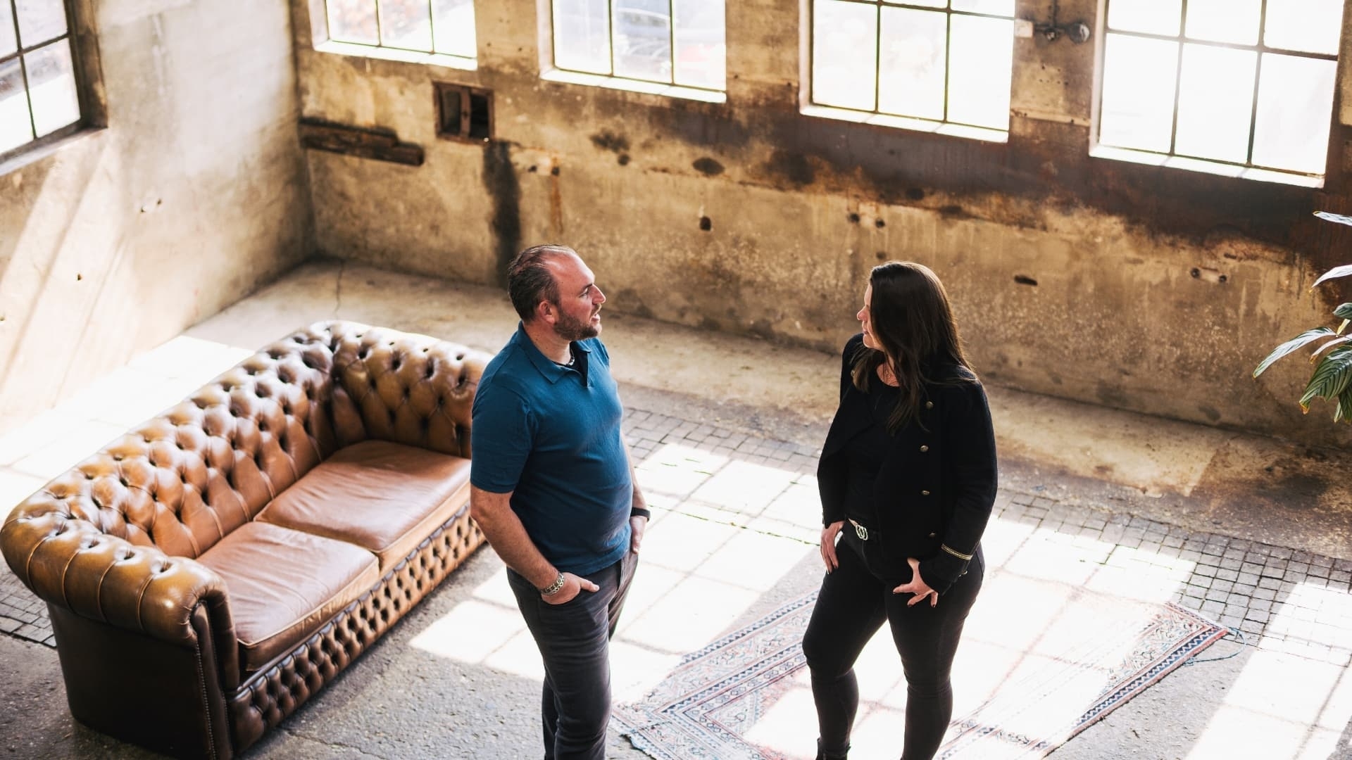 Contact met Grenzeloos Gastvrij - persoonlijk voor horecaondernemers Harold en Lisette van Grenzeloos Gastvrij in gesprek, symbool voor persoonlijk en toegankelijk contact met horecaondernemers