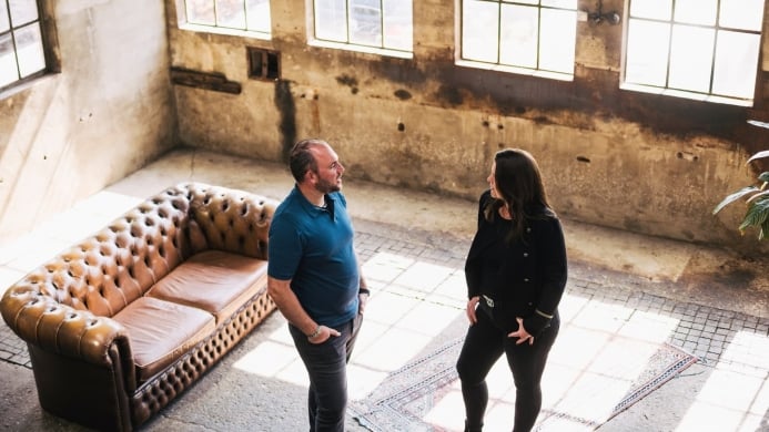 Harold en Lisette van Grenzeloos Gastvrij in gesprek, symbool voor persoonlijk en toegankelijk contact met horecaondernemers