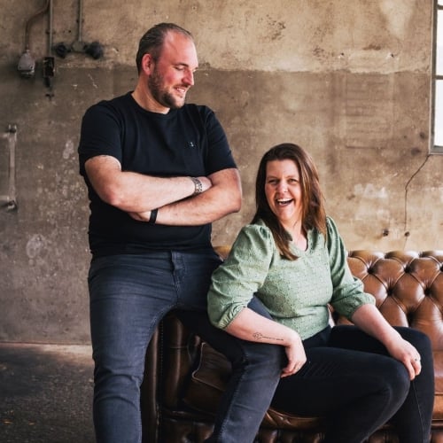 Harold en Lisette van Grenzeloos Gastvrij, horeca-adviseurs die ondernemers helpen om van chaos naar structuur te gaan in hun bedrijf