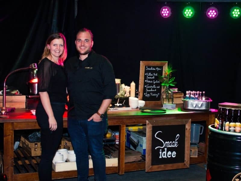 Harold en Lisette verzorgen een eerste klus op locatie met hun vroegere bedrijf, een moment dat de bais vormde voor Grenzeloos Gastvrij
