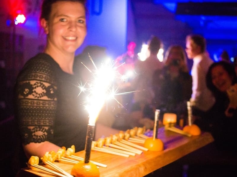 Lisette serveert creatieve hapjes tijdens een evenement, een moment dat laat zien hoe beleving en gastvrijheid samenkomen