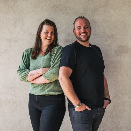 Harold en Lisette van Grenzeloos Gastvrij nodigen horecaondernemers uit om zich in te schrijven voor de nieuwsbrief met praktische tips en strategieën voor meer boekingen en rendement