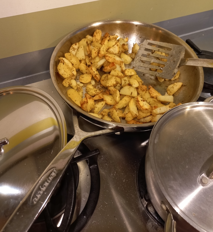 Aardappeltjes bakken in rvs koekenpan