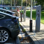 Elektrische auto aan een laadpaal