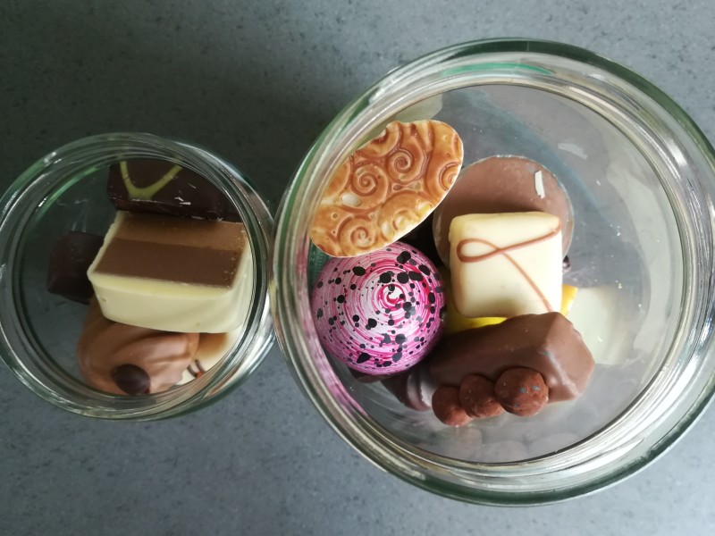 Chocolade bonbons verpakt in een glazen potje
