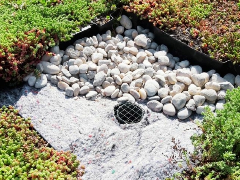 DIY groendak sedumcassettes afwerken met keien