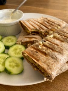 Vegetarische falafel wraps met zelfgemaakte knoflooksaus