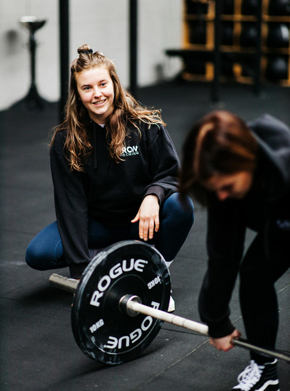 Coach die deadliften uitlegt