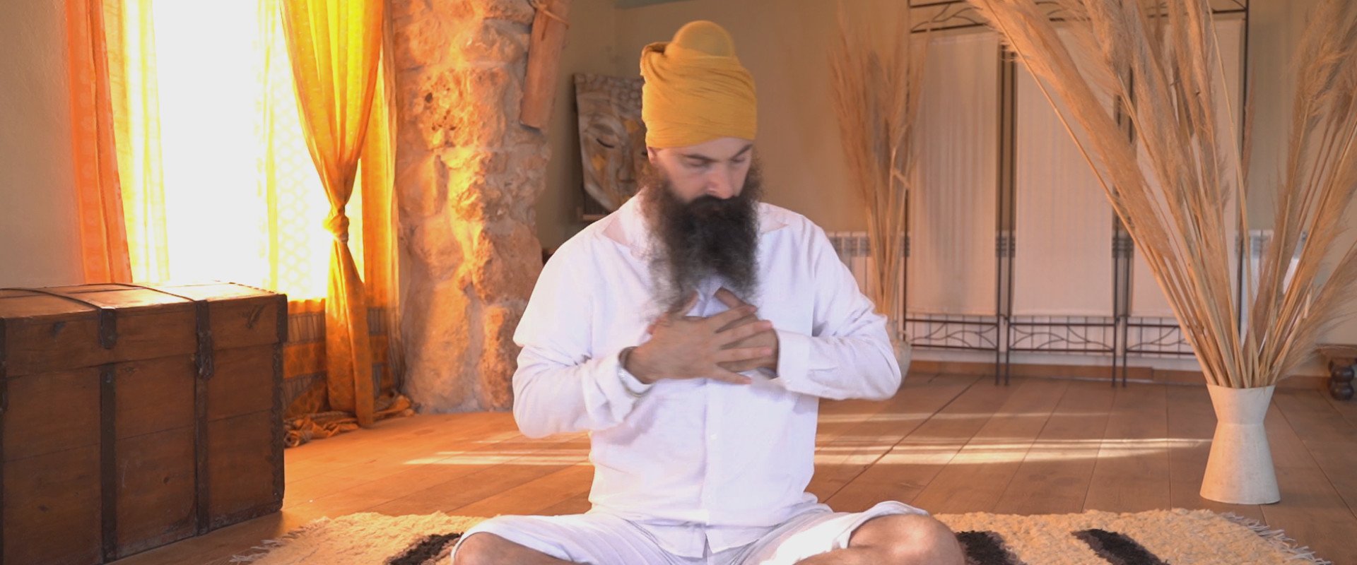 Dit Is Hoe Je Leert Mediteren Als De Yoga Grootmeester Yogi Bhajan