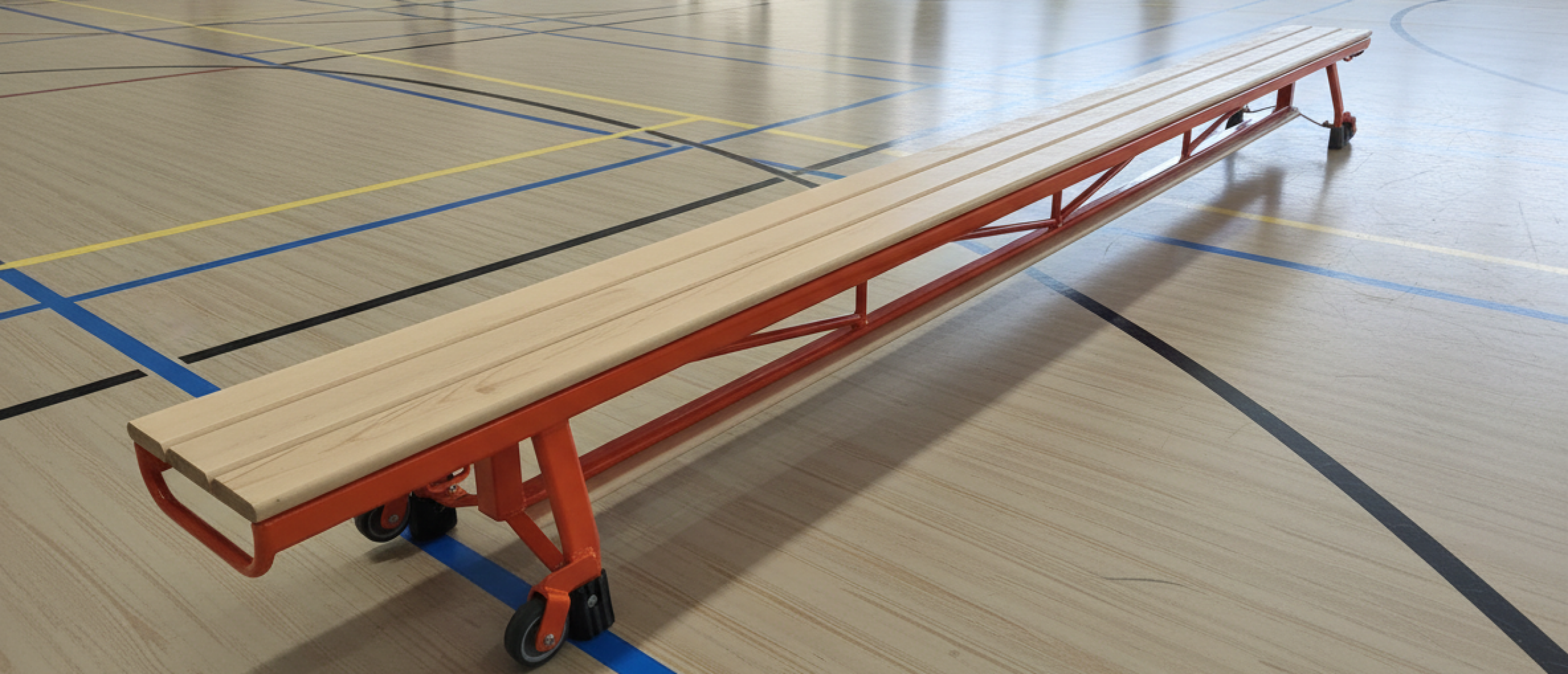 Moderne gymbank met oranje frame in sporthal