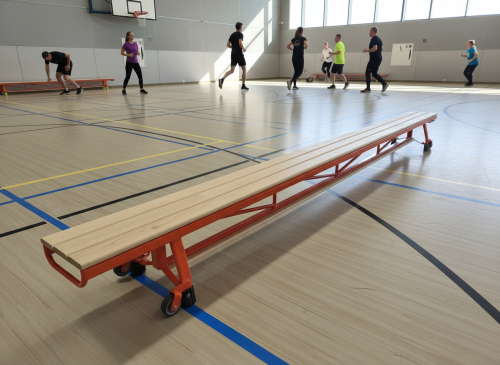 Gymbank 3 meter met oranje stalen frame en houten bovenkant in sporthal