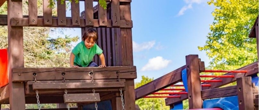 outdoor-gymnastics-playing