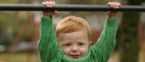 Swinging, how do you teach it to toddlers in kindergarten?