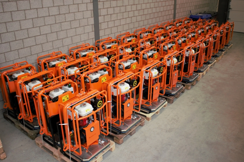 Rij VHU-1000-BVU vacuümunits van Hamevac gereed voor transport richting Boels Rental