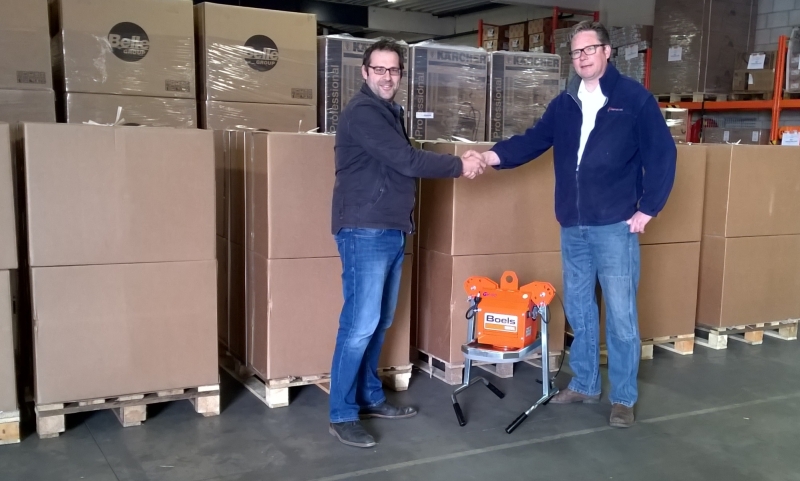 Bastiaan de Koning van Boels en Michiel van Nifterik van Hamevac schudden elkaar de hand bij de eerste levering van VTH-150-BL vacuümunits in 2015