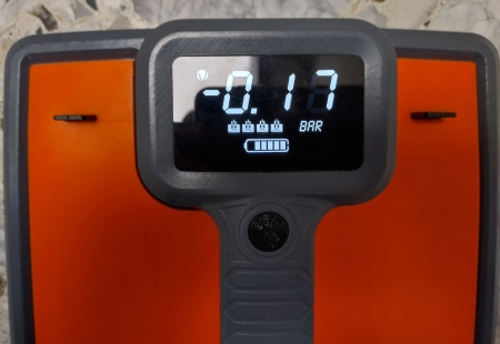 Close-up van het VHH-135-BL display met vacuümwaarde van 0,17 bar, hefvermogensindicatoren en volle accu