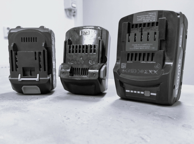 Drie accu's van verschillende platforms naast elkaar, elk met een eigen connector. De reden waarom de VHH-135-BL per accumerk een dedicated uitvoering krijgt.