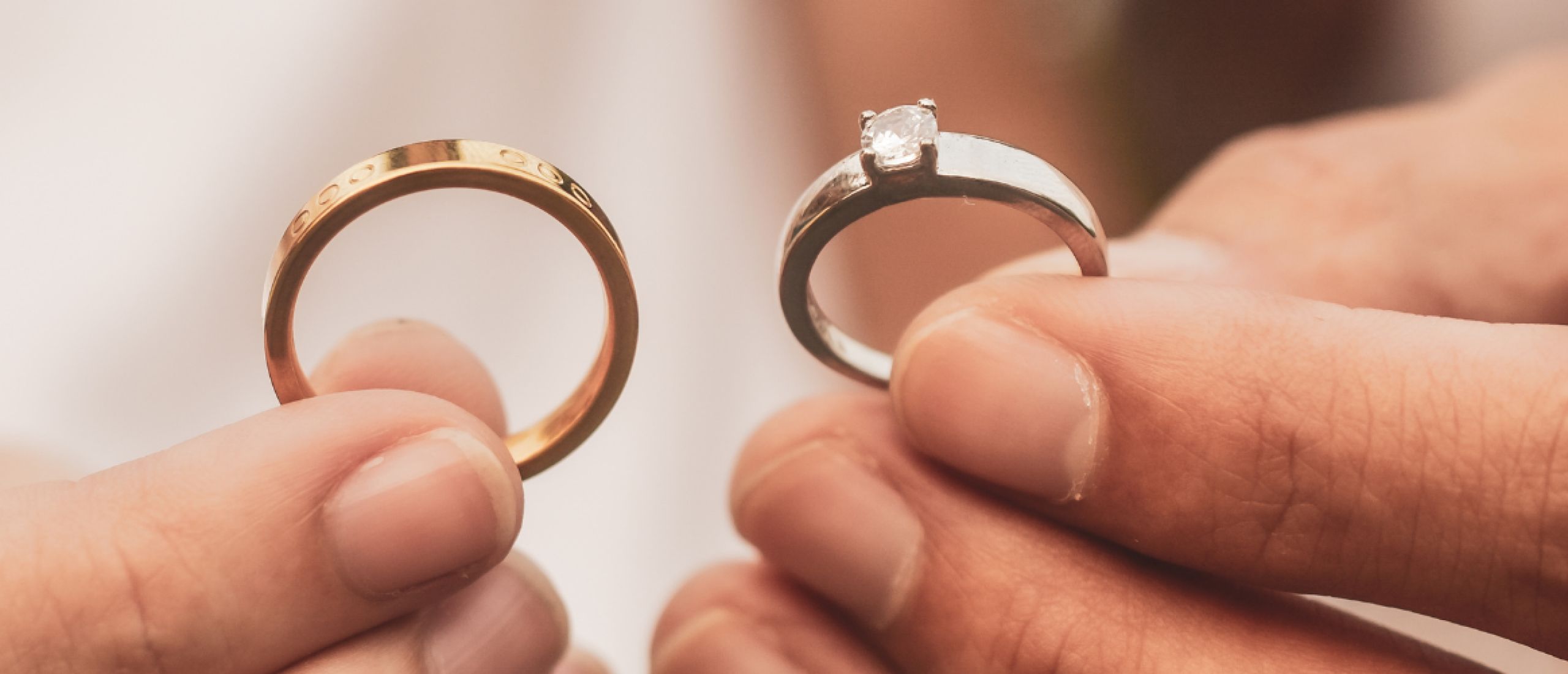 Het verschil tussen een verlovingsring en een trouwring